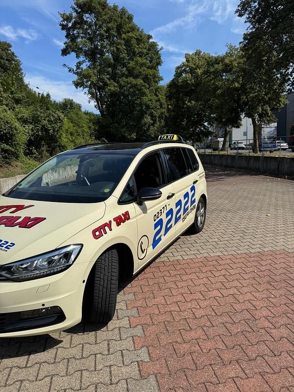 Gebraucht VW Touran 150 PS (110 kW) 2023 Schwarz Van / Kleinbus