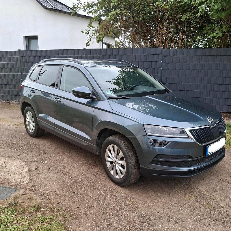 Grau Gebraucht 2019 Skoda Karoq SUV | 15.950 € (Superpreis) - Bild 1/4