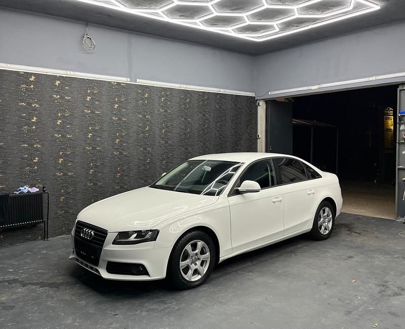 Weiß Gebraucht 2008 Audi A4 Attraction Limousine | 9.900 € (Teuer) - Bild 1/4