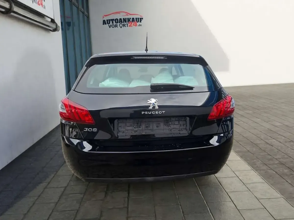 Gebraucht Peugeot 308 Active 131 PS (96 kW) 2018 Schwarz Limousine