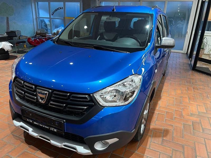 Blau Gebraucht 2020 Dacia Lodgy Stepway Van / Kleinbus | 13.400 € (Fairer Preis) - Bild 1/4