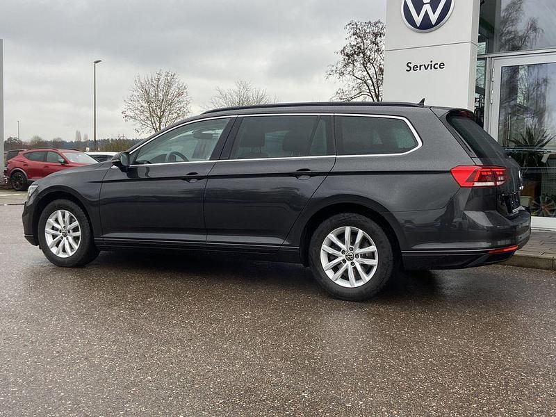 Gebraucht VW Passat Business 122 PS (89 kW) 2023 Grau Kombi