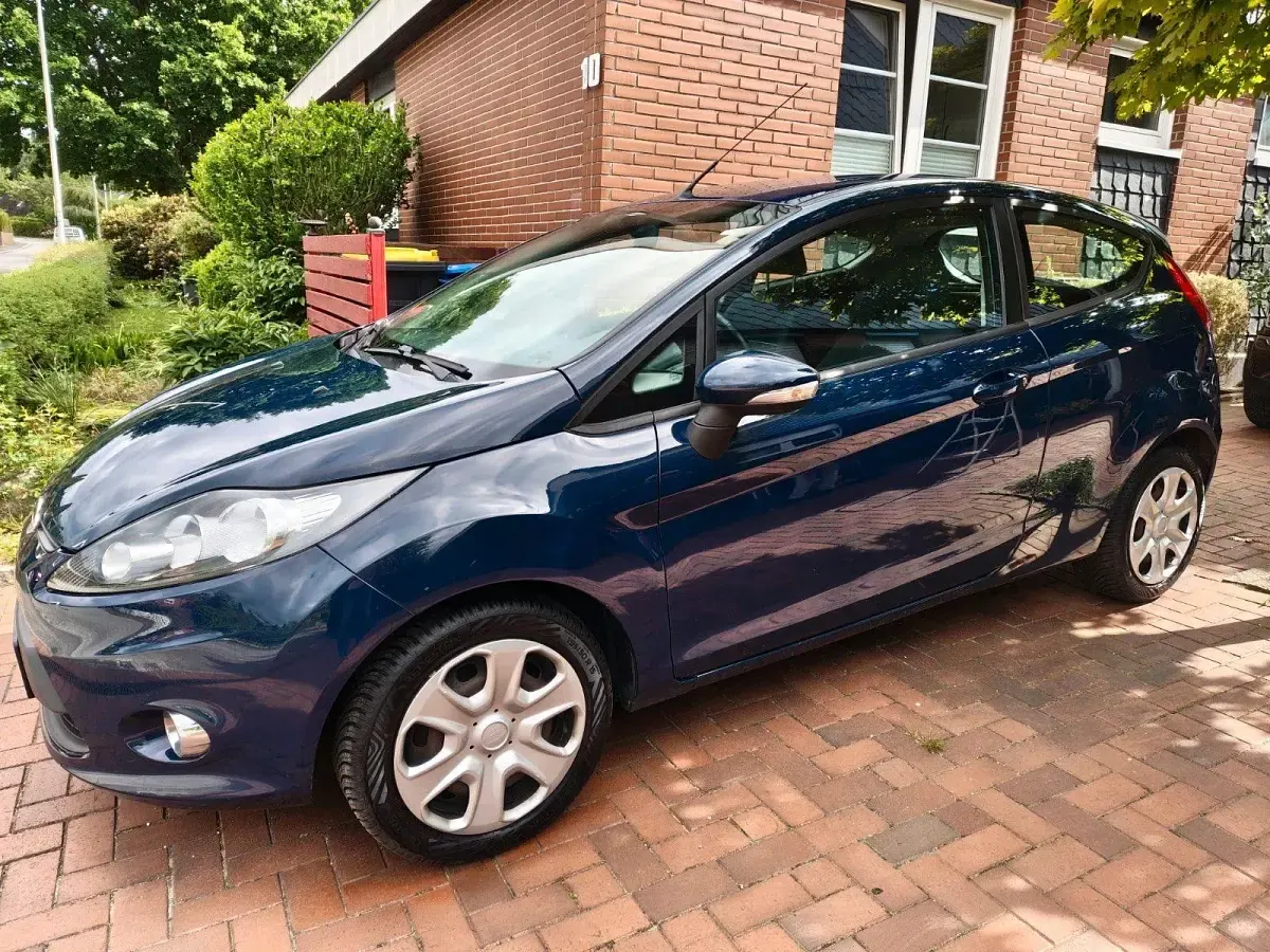 Gebraucht Ford Fiesta Ambiente 60 PS (44 kW) 2012 Blau Limousine