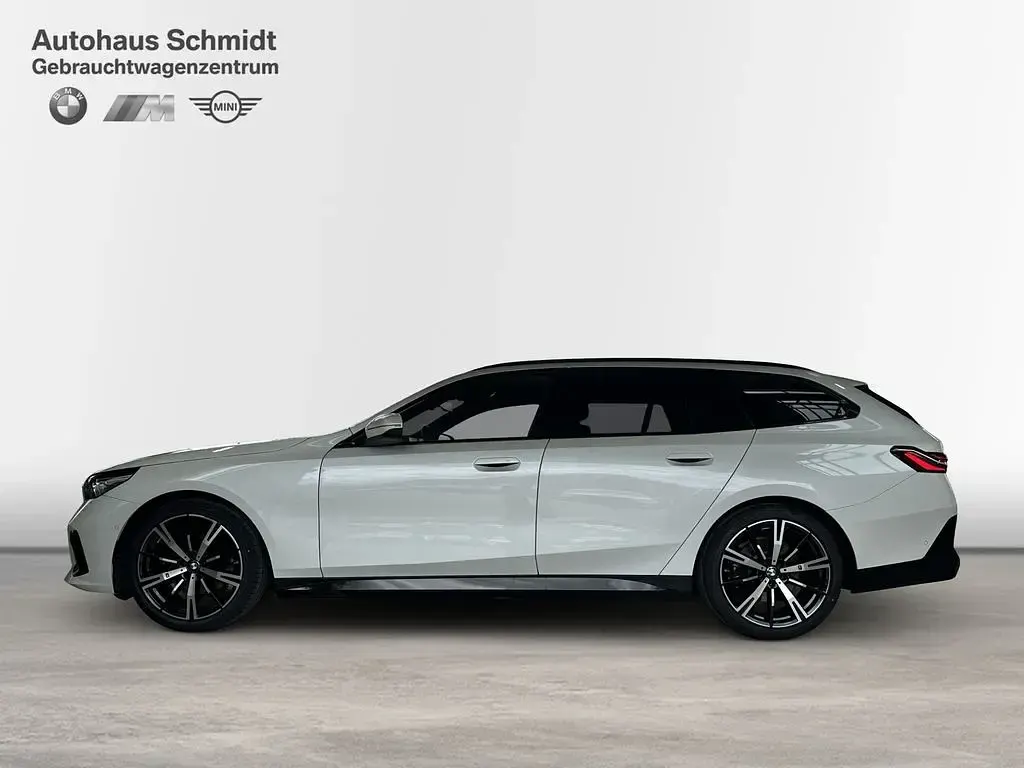 Gebraucht BMW 520 M Sport 197 PS (144 kW) 2025 Mineralweiß Kombi