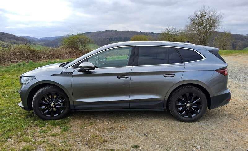Grau Gebraucht 2023 Skoda Enyaq iV SUV | 43.750 € (Superpreis) - Bild 1/4