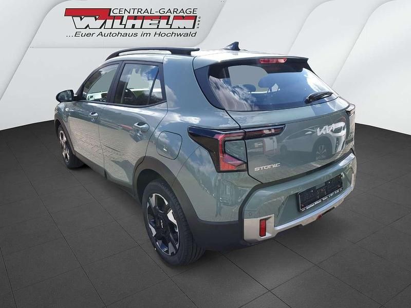 Neu Kia Stonic 101 PS (74 kW) 2026 Adventurous green met. SUV