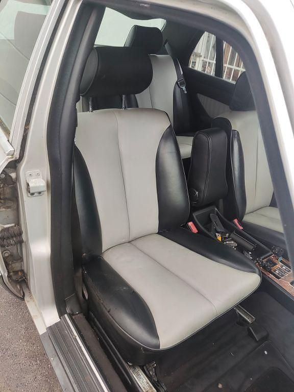 Gebraucht Mercedes E500 249 PS (183 kW) 1984 Silber Limousine