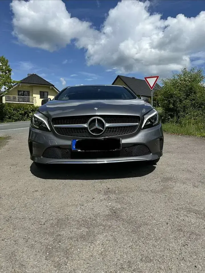 Gebraucht Mercedes A180 Urban 122 PS (89 kW) 2017 Grau Limousine