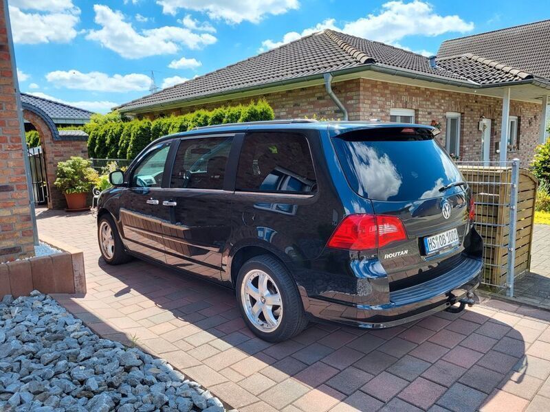 Schwarz Gebraucht 2011 VW Routan Van / Kleinbus | 10.900 € - Bild 1/4