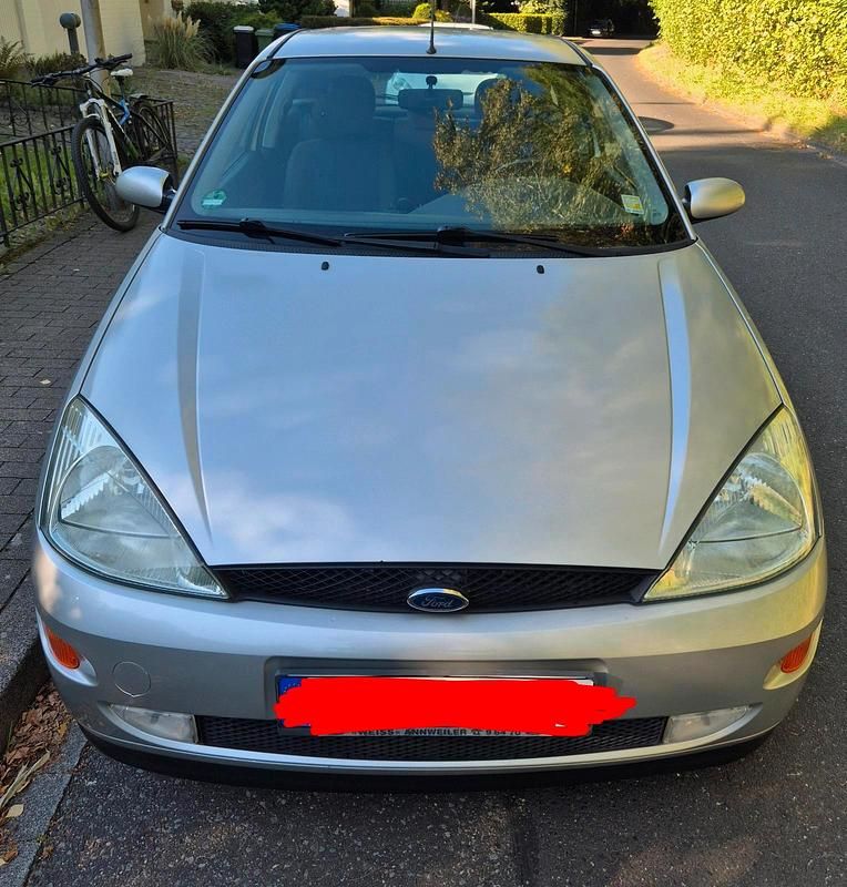 Grau Gebraucht 2001 Ford Focus Kleinwagen | 1.300 € (Fairer Preis) - Bild 1/4