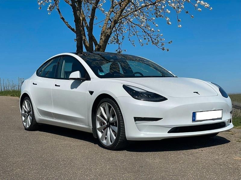 Weiß Gebraucht 2022 Tesla Model 3 Limousine | 32.900 € (Fairer Preis) - Bild 1/4