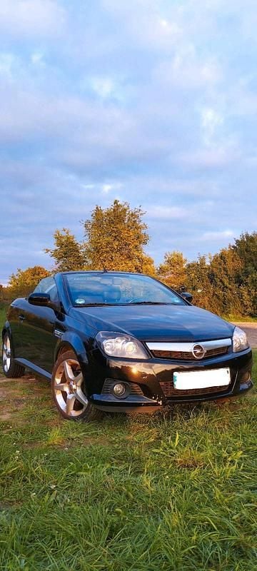 Schwarz Gebraucht 2004 Opel Tigra Cabrio | 2.290 € (Etwas zu teuer) - Bild 1/4