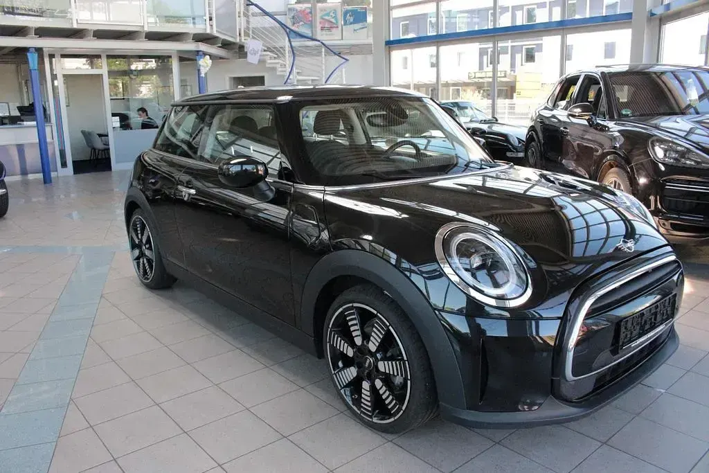 Gebraucht Mini Cooper Essential 136 PS (100 kW) 2023 Midnight black met. Kleinwagen