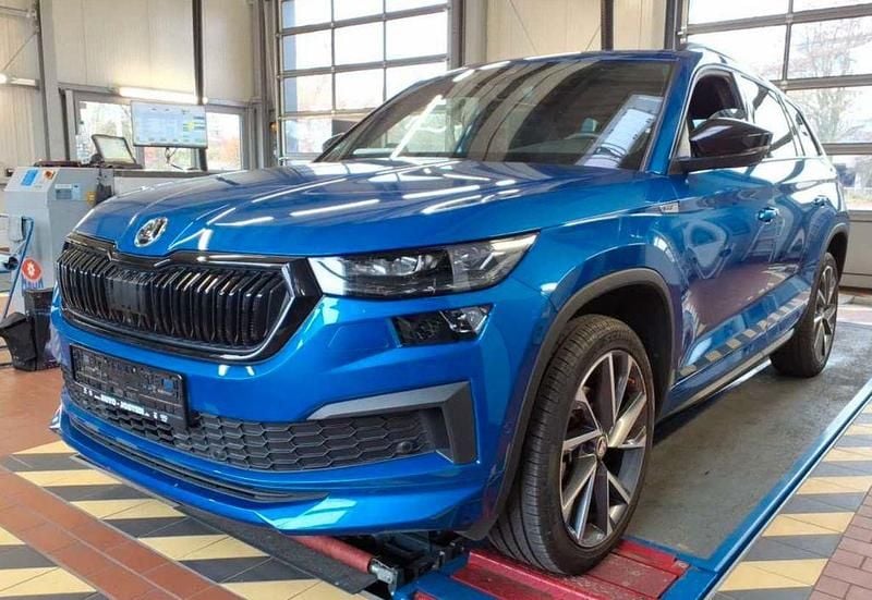 Modra race/race blue (metallic) Gebraucht 2021 Skoda Kodiaq SportLine SUV | 34.900 € (Etwas zu teuer) - Bild 1/4