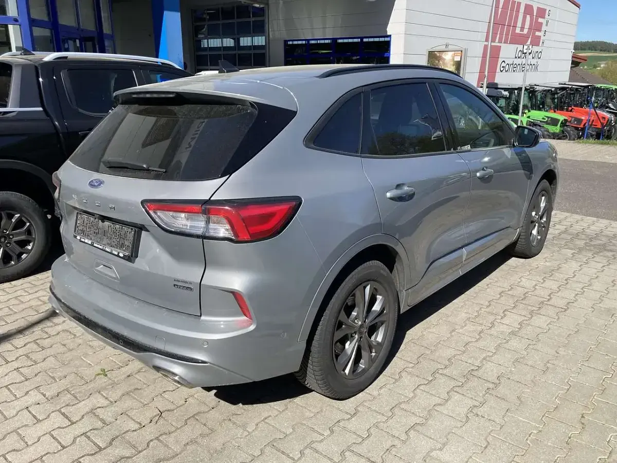 Usado Ford Kuga ST-Line X 152 HP (111 kW) 2022 Prateado SUV