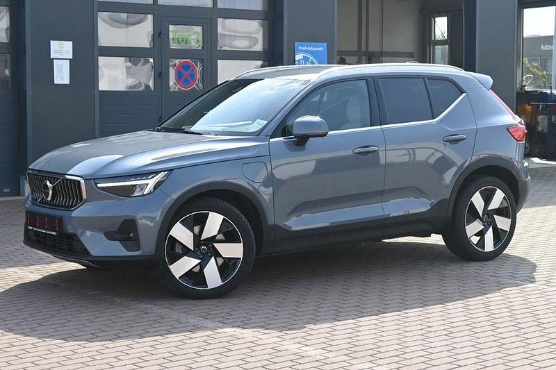 Grau Gebraucht 2022 Volvo XC40 Plus SUV | 36.900 € (Etwas zu teuer) - Bild 1/4
