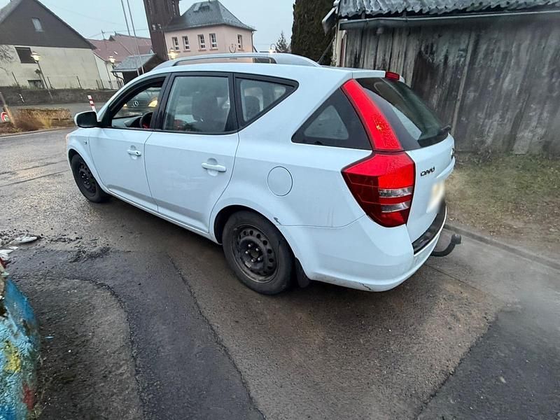 Gebraucht Kia Ceed 105 PS (77 kW) 2012 Weiß Kleinwagen