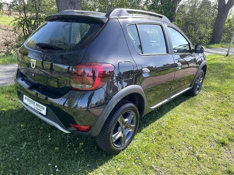 Second-hand Dacia Sandero Celebration 90 CP (66 kW) 2017 Negru Hatchback