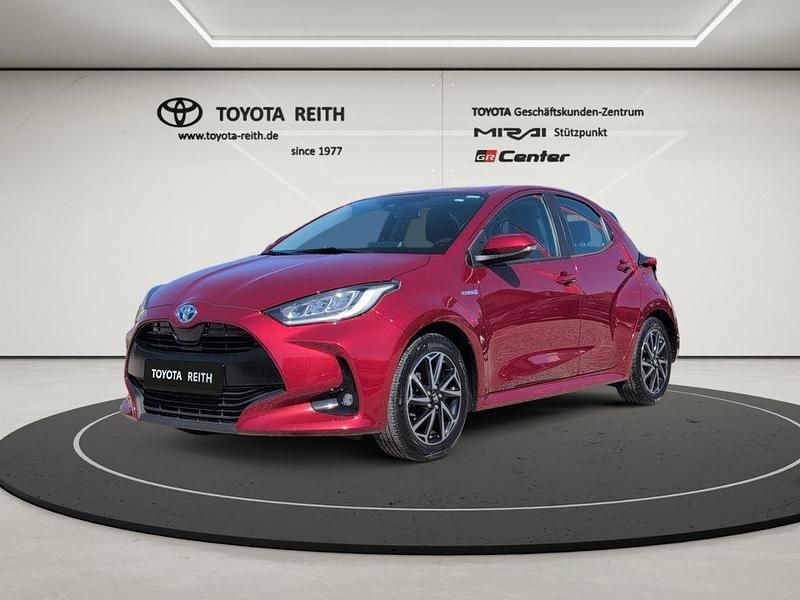 Rot Gebraucht 2021 Toyota Yaris Hybrid Team Limousine | 17.550 € (Fairer Preis) - Bild 1/4