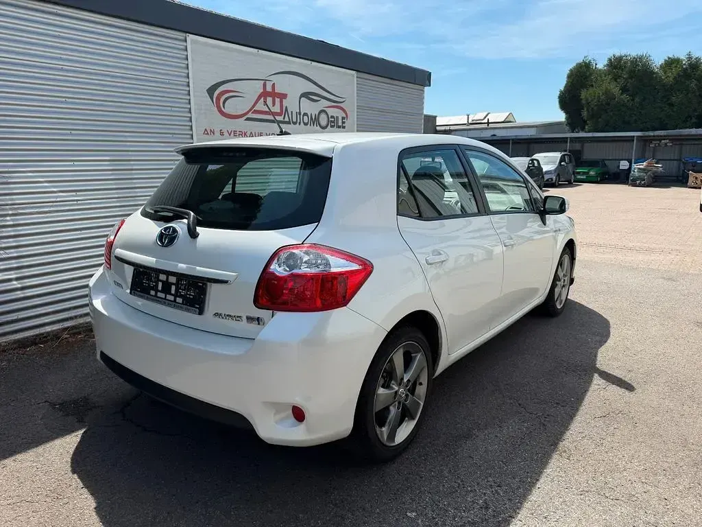 Gebraucht Toyota Auris Hybrid 99 PS (72 kW) 2012 Weiß Limousine