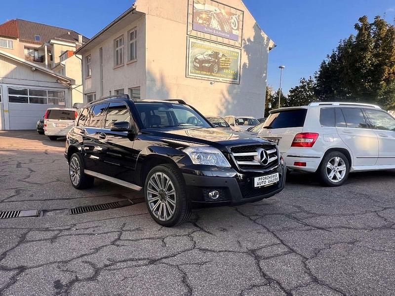Obsidianschwarz metalliclack (metallic) Gebraucht 2009 Mercedes GLK350 SUV | 13.950 € (Fairer Preis) - Bild 1/4