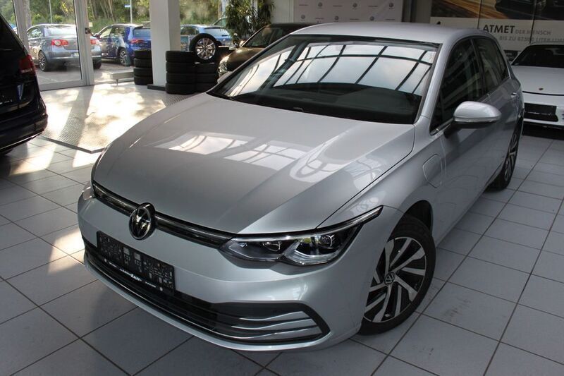 Reflexsilber metallic Gebraucht 2021 VW Golf VIII Style Limousine | 21.790 € (Guter Preis) - Bild 1/4