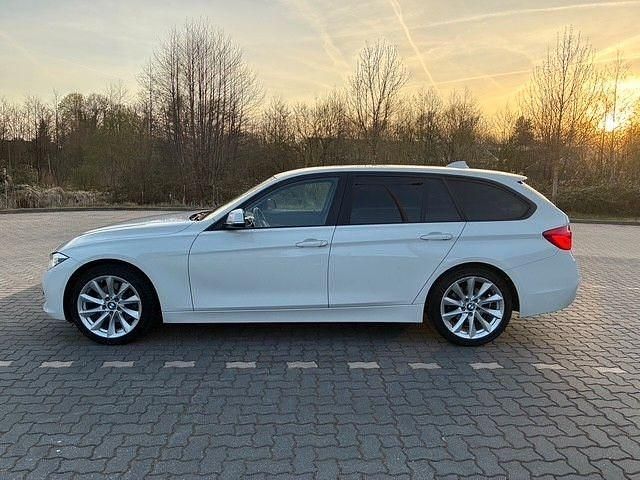 Weiß Gebraucht 2017 BMW 325 Advantage Kombi | 15.800 € (Fairer Preis) - Bild 1/4