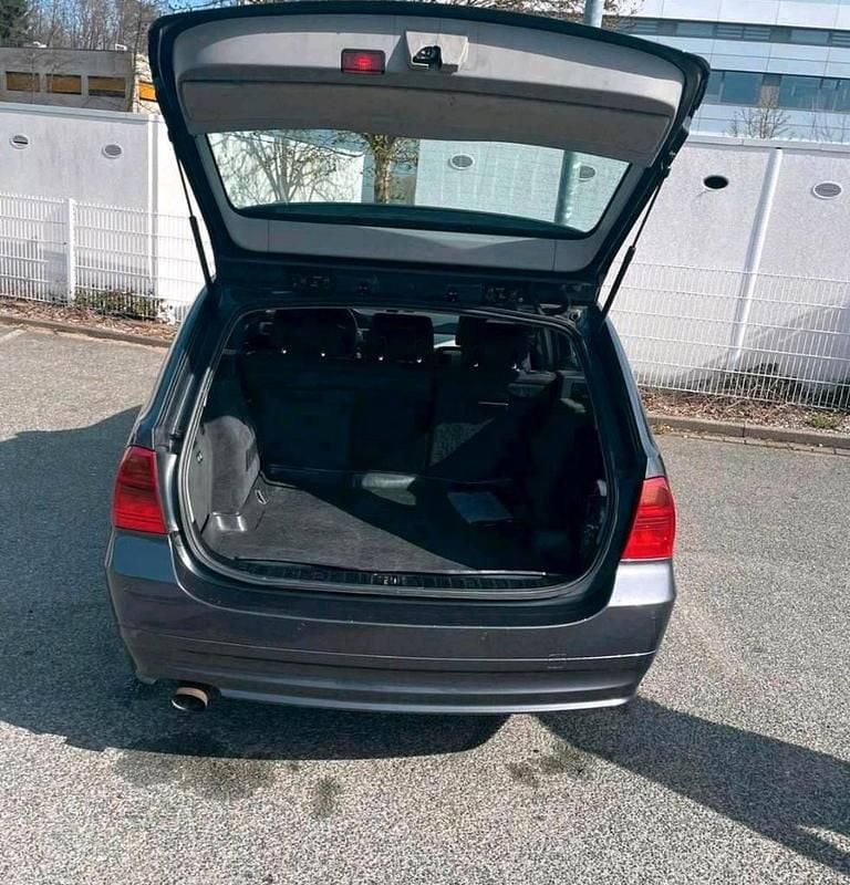 Gebraucht BMW 320 163 PS (119 kW) 2007 Grau Kombi