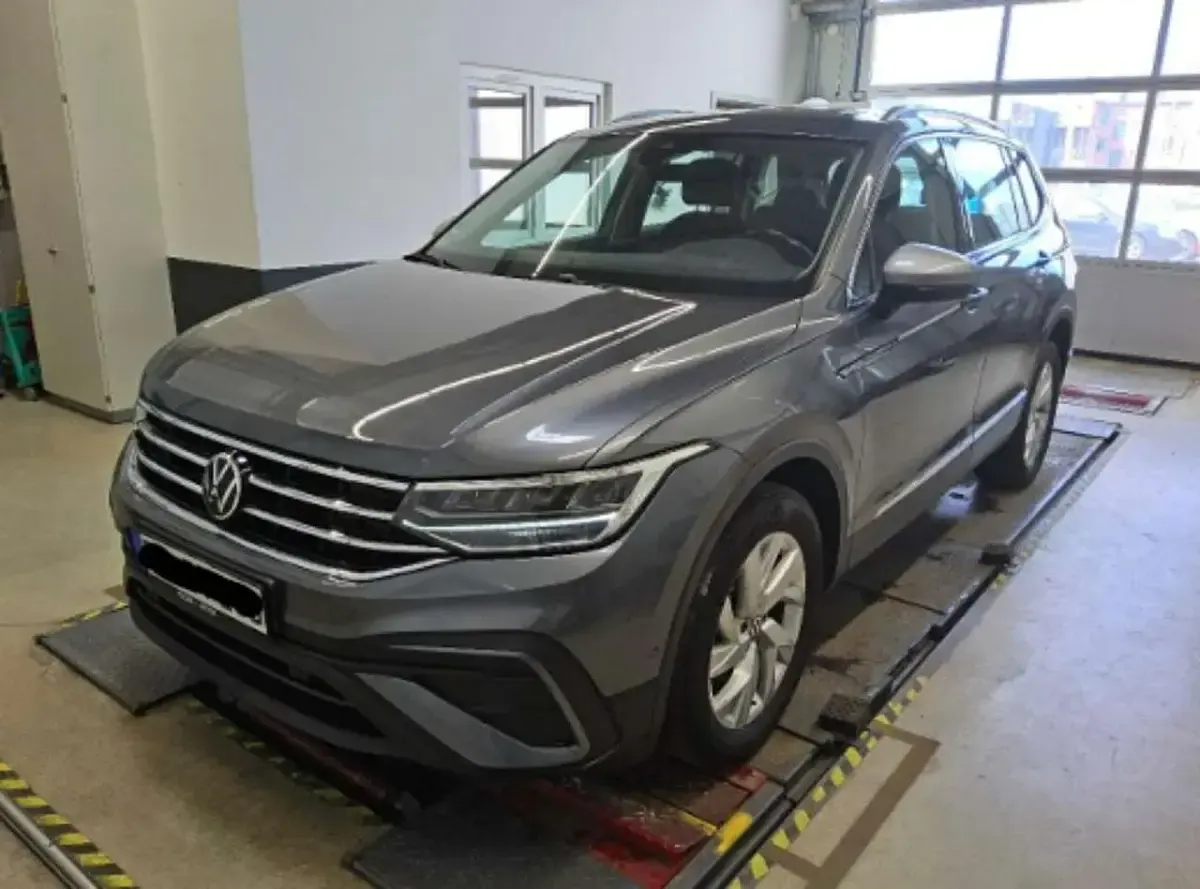 Gebraucht VW Tiguan Allspace Life 150 PS (110 kW) 2023 Platinumgrey SUV