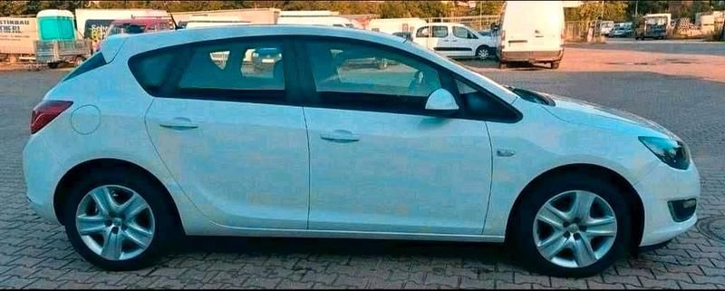 Second-hand Opel Astra 101 CP (74 kW) 2012 Alb Berlinǎ