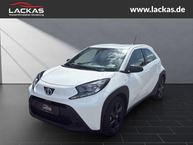 Weiss Gebraucht 2024 Toyota Aygo Business Edition Kleinwagen | 16.990 € (Fairer Preis) - Bild 1/4