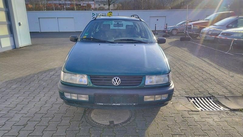 Grün Gebraucht 1995 VW Passat Kombi | 1.299 € - Bild 1/4