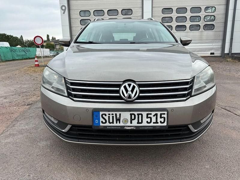 Braun Gebraucht 2013 VW Passat Trendline Kombi | 4.900 € (Superpreis) - Bild 1/4