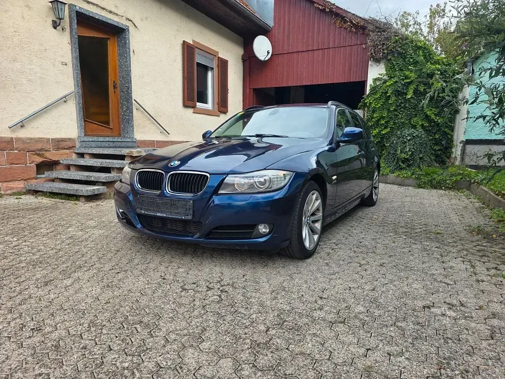 Gebraucht BMW 320 Lifestyle 184 PS (135 kW) 2011 Blau Kombi