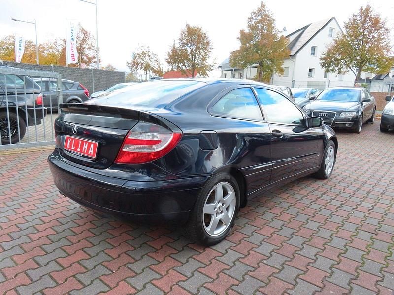 Gebraucht Mercedes C180 143 PS (105 kW) 2007 Blau Coupé