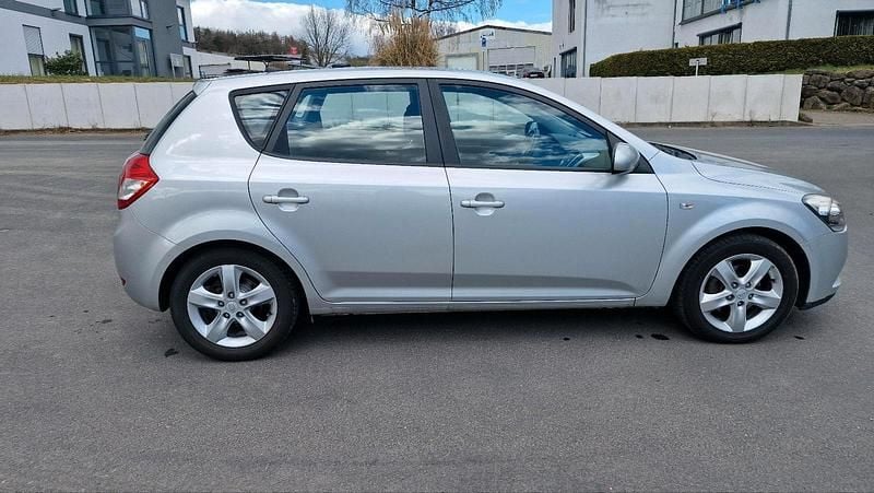 Usata Kia Ceed 116 CV (85 kW) 2011 Argento Utilitaria