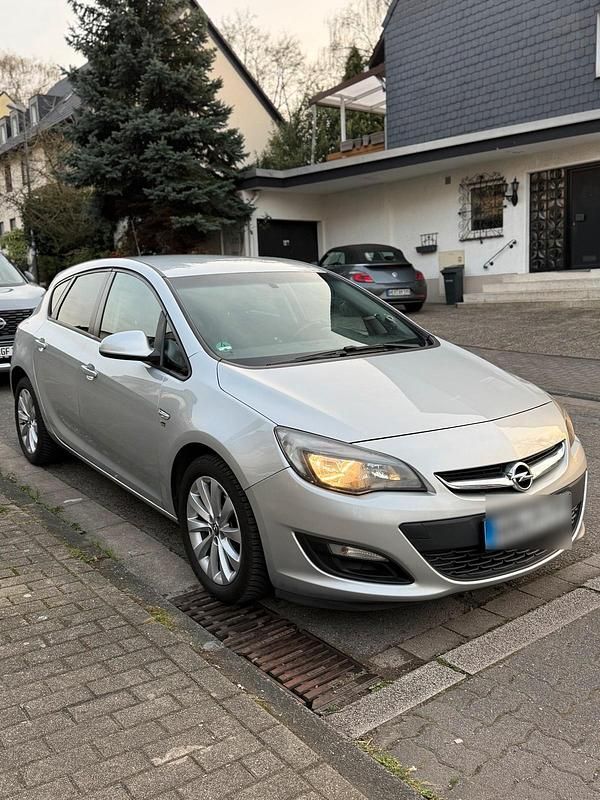 Second-hand Opel Astra 140 CP (102 kW) 2012 Argintiu Berlinǎ