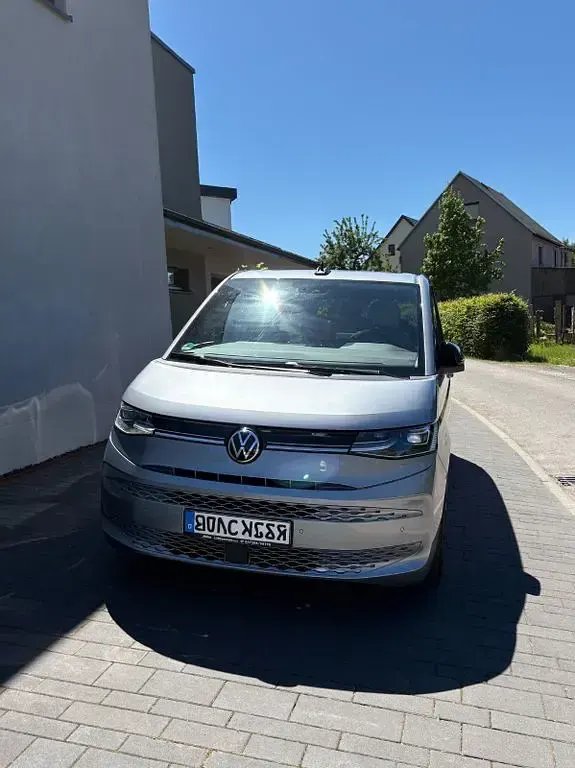 Gebraucht VW Multivan 204 PS (150 kW) 2024 Silber Van / Kleinbus