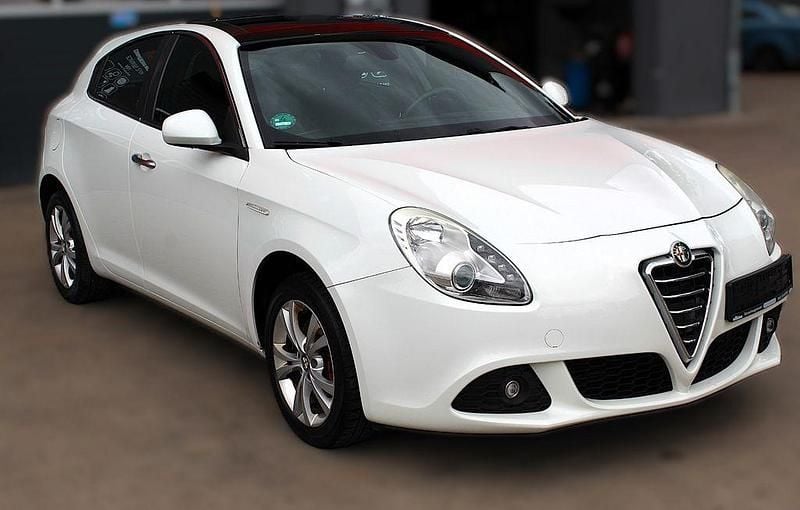 Weiß Gebraucht 2011 Alfa Romeo Giulietta Turismo Kleinwagen | 4.990 € (Guter Preis) - Bild 1/4