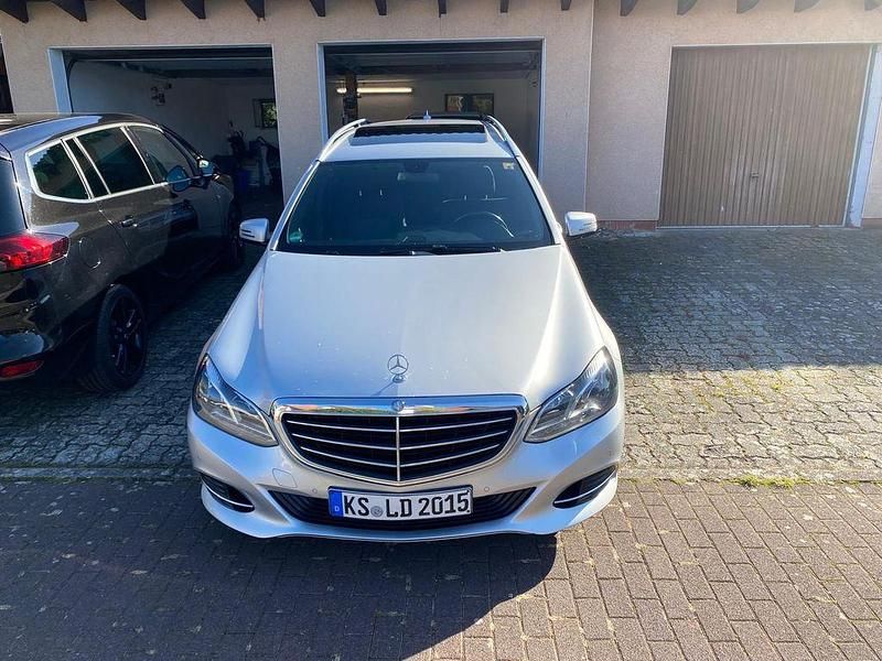 Silber Gebraucht 2015 Mercedes E220 Edition Limousine | 14.500 € (Fairer Preis) - Bild 1/4