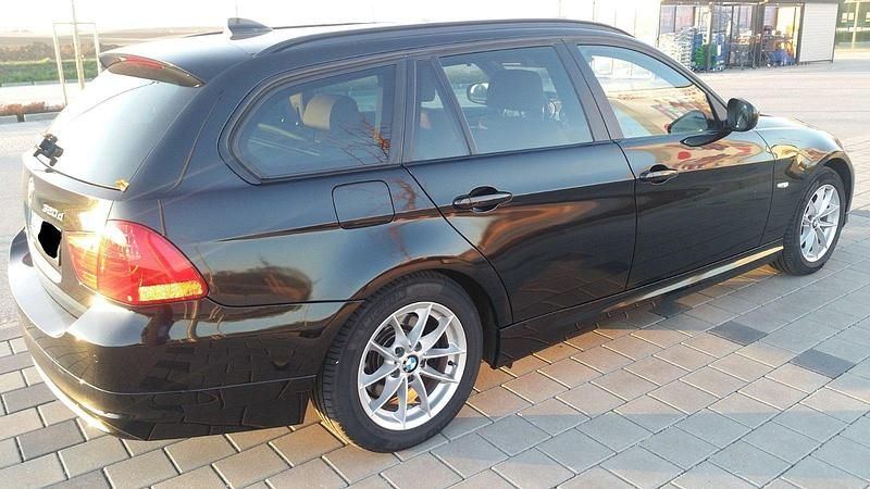 Gebraucht BMW 320 184 PS (135 kW) 2012 Schwarz Kombi