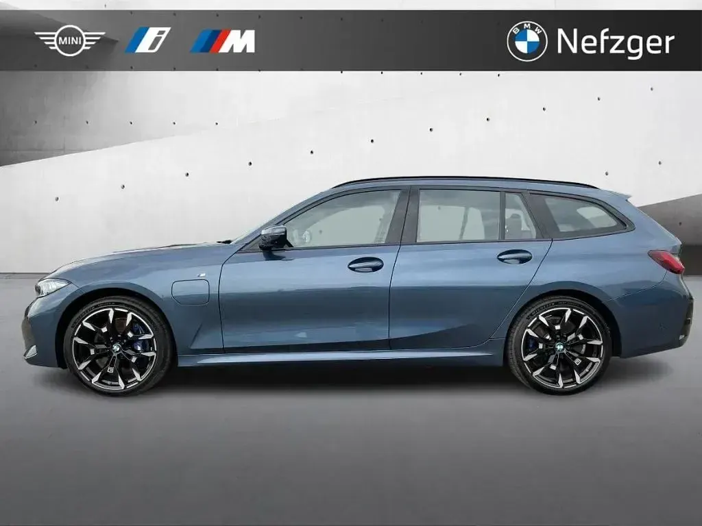 Gebraucht BMW 330e M Sport 292 PS (214 kW) 2025 Arctic race blue metallic Kombi