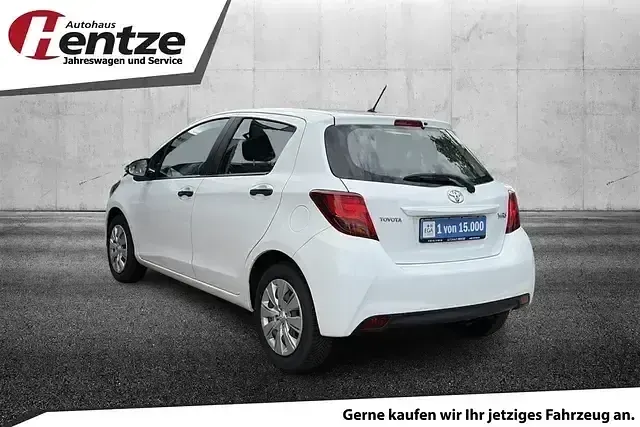 Gebraucht Toyota Yaris 69 PS (50 kW) 2015 Super white 2 Kleinwagen