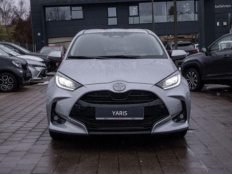 Neu Toyota Yaris Hybrid 92 PS (67 kW) 2026 Silber Limousine