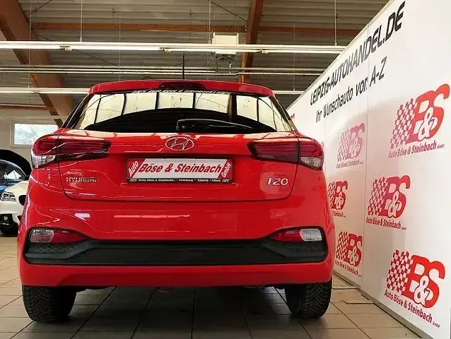 Gebraucht Hyundai i20 Select 75 PS (55 kW) 2020 Rot Limousine