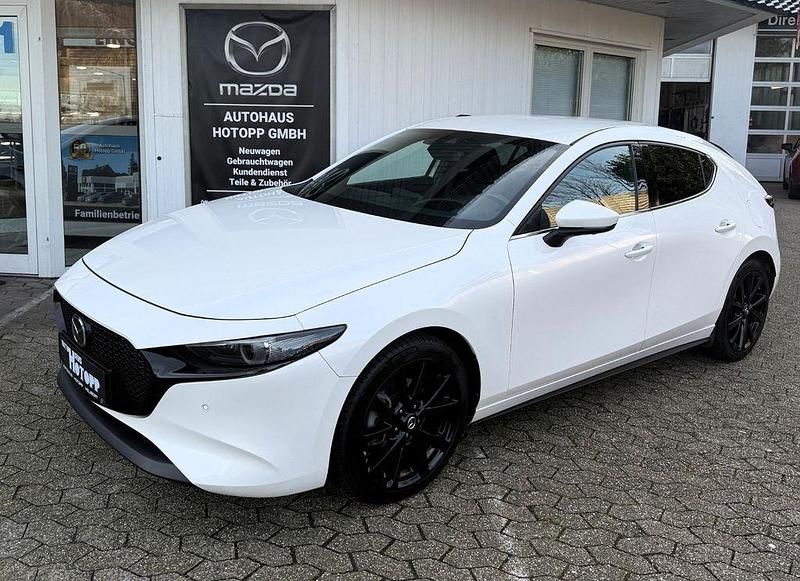 Snowflake white metallic Gebraucht 2021 Mazda 3 Limousine | 23.495 € (Etwas zu teuer) - Bild 1/4