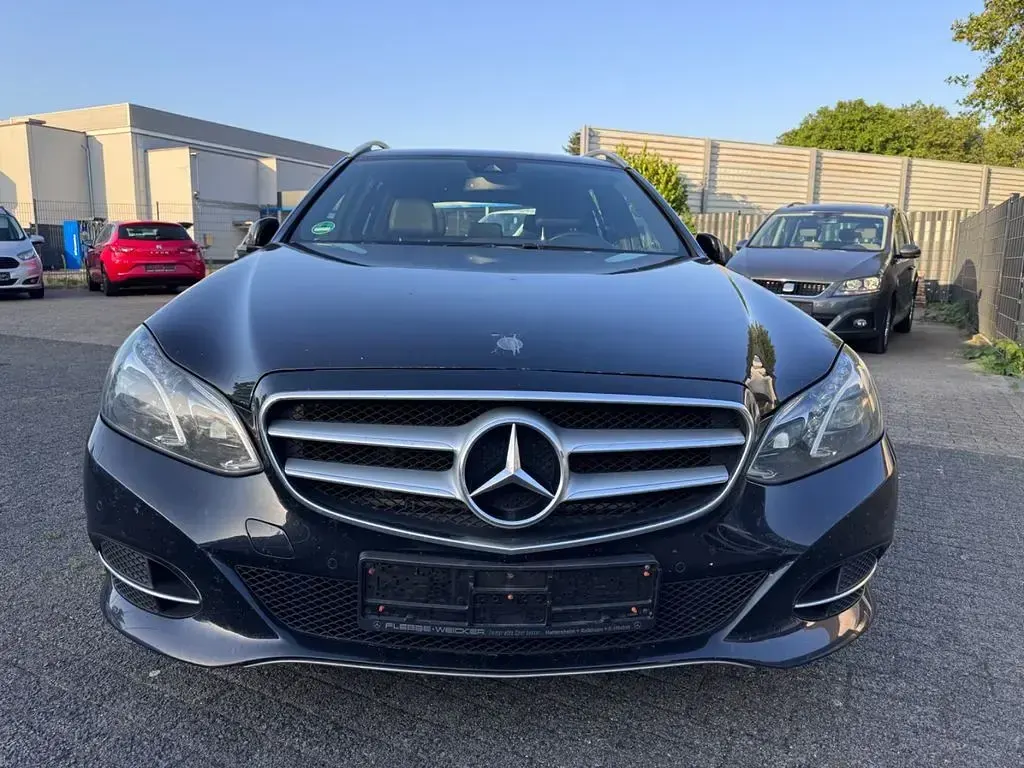 Gebraucht Mercedes E220 Avantgarde 170 PS (125 kW) 2015 Schwarz Limousine