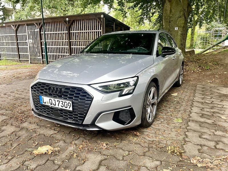 Silber Gebraucht 2021 Audi A3 Sportback Advanced Limousine | 22.890 € (Guter Preis) - Bild 1/4