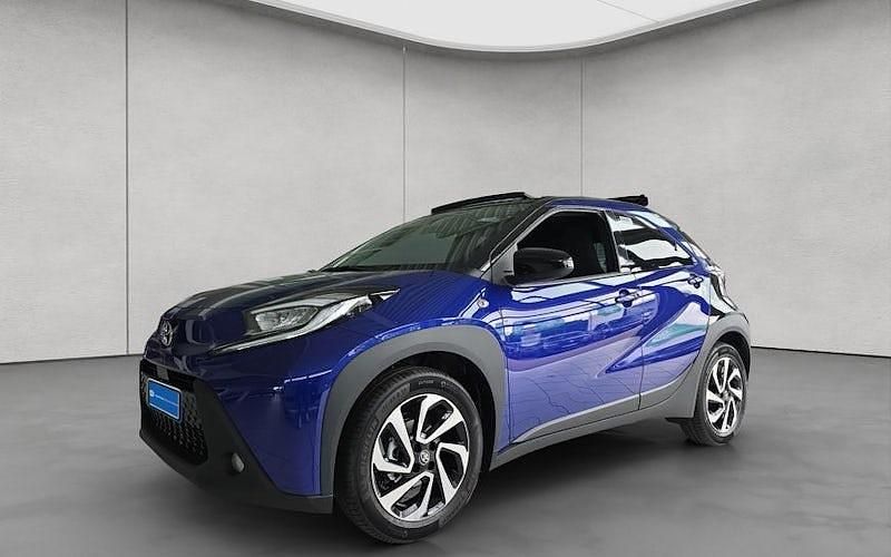 Neu Toyota Aygo X Play 72 PS (52 kW) 2025 Blau SUV