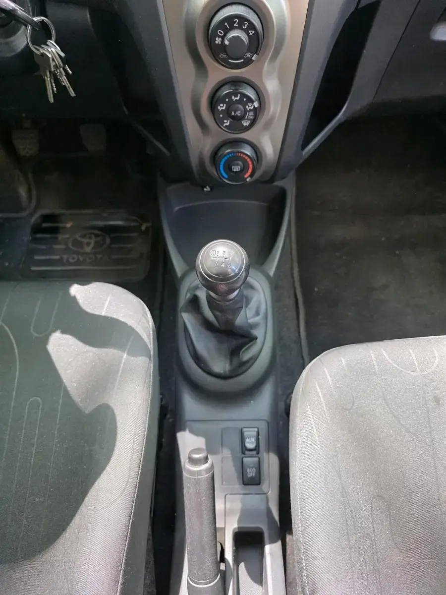 Gebraucht Toyota Yaris Life 101 PS (74 kW) 2010 Silber Kleinwagen